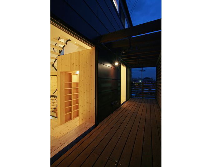 カフェのある家　デッキテラス夕景