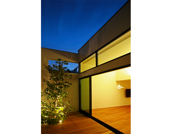 空と暮らす家のデッキテラス夕景