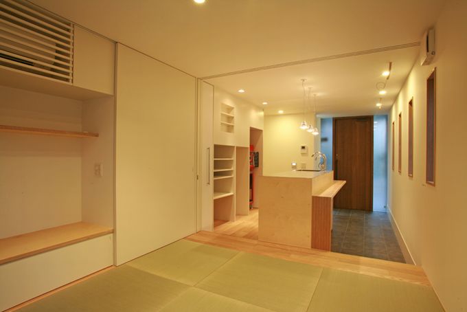 和室からカフェコーナーのある土間を見る