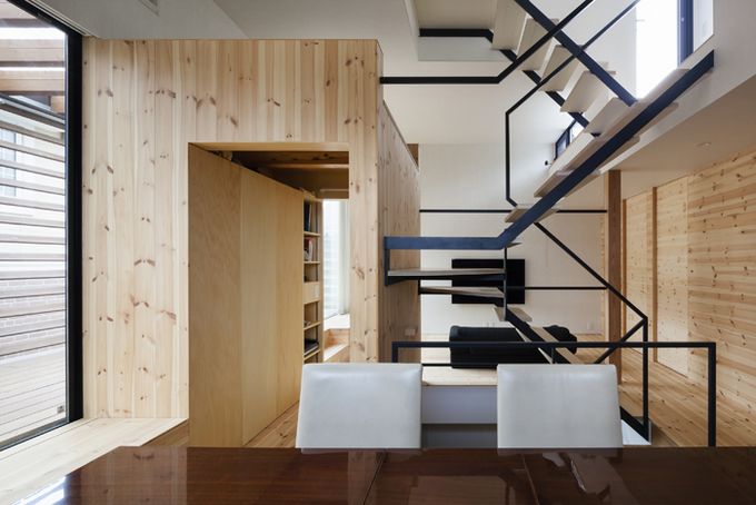 ダイニングから階段を通してリビングを見る