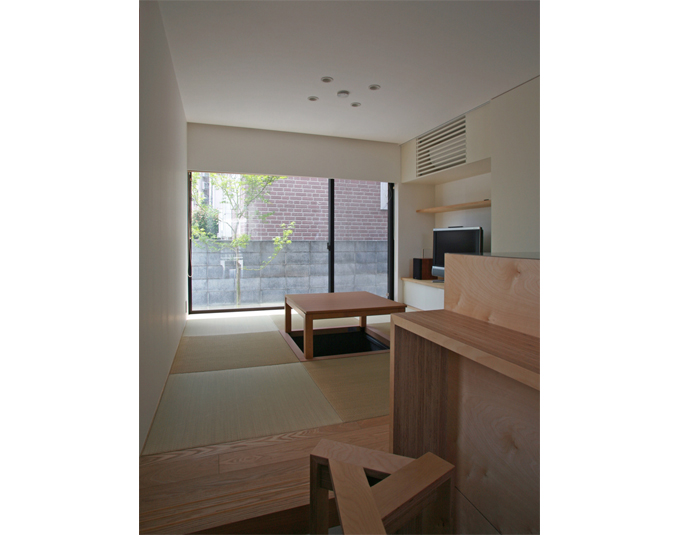 土間の隣の和室を見る