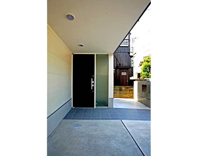 庇のある玄関ポーチ