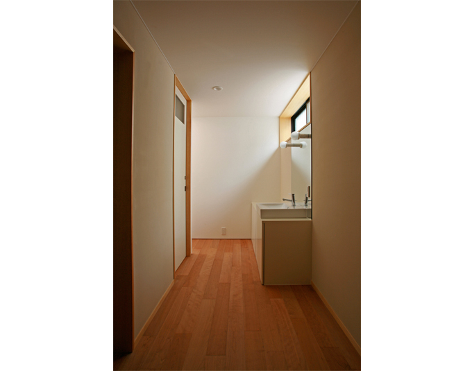 半地下の通路に設けた洗面コーナー