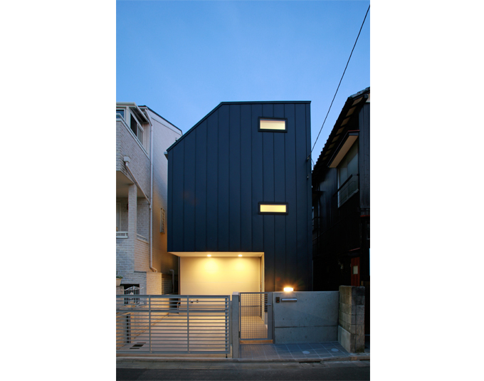 空と暮らす家の外観夕景