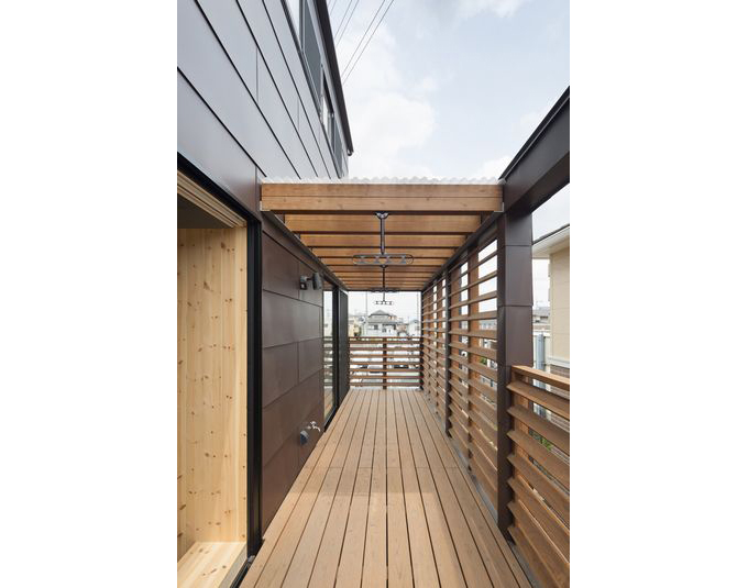 リビング、ダイニングがデッキテラスを通して外でも繋がる