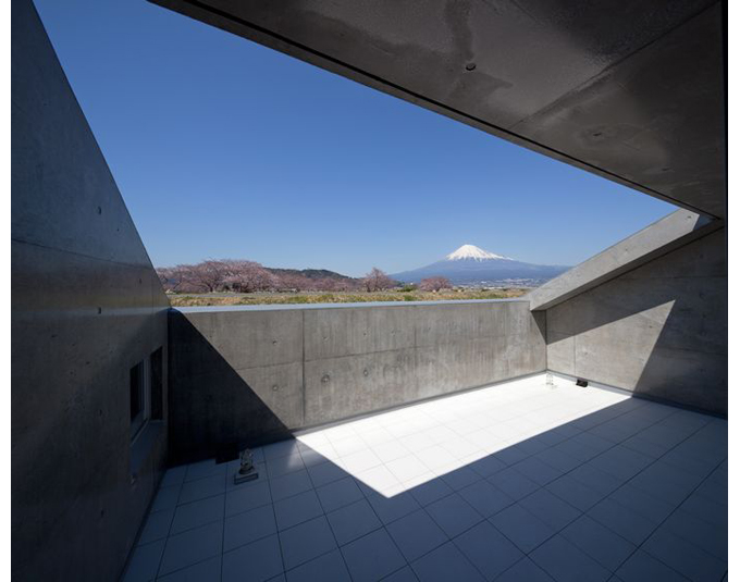 風景を切り取ったコンクリートの壁