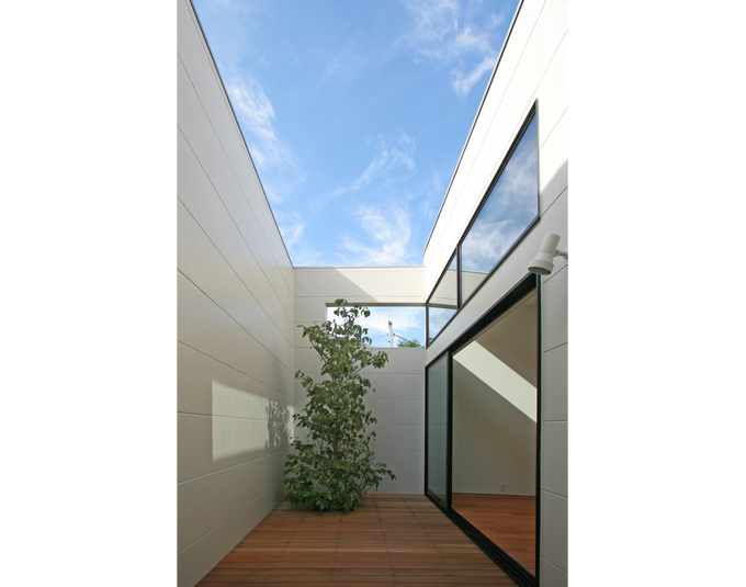 空に繋がるデッキテラス