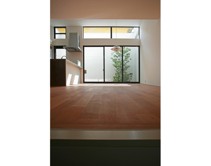 LDKを通してデッキテラスを見る