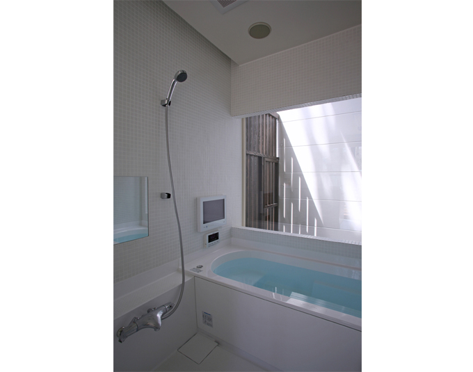 坪庭に面した浴室