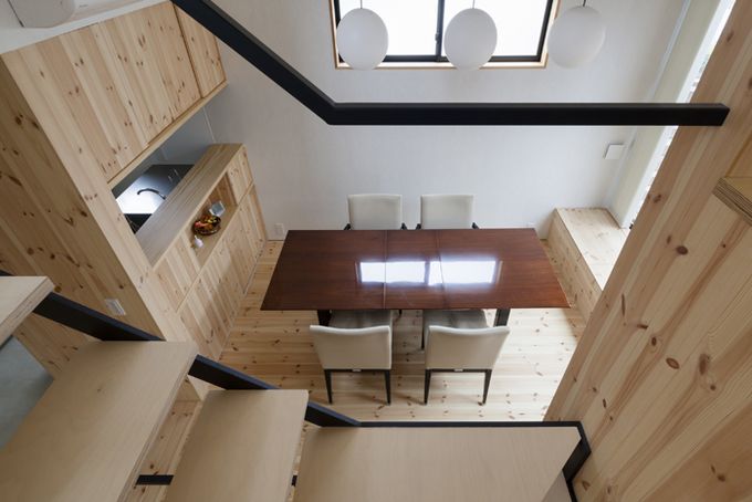 階段からダイニングを見る