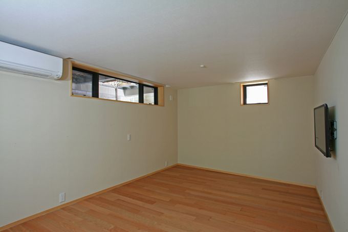 半地下の主寝室