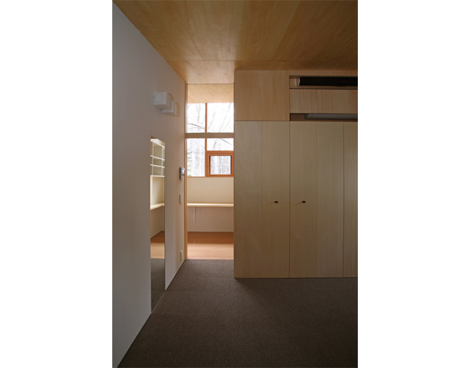 寝室から書斎スペースを見る