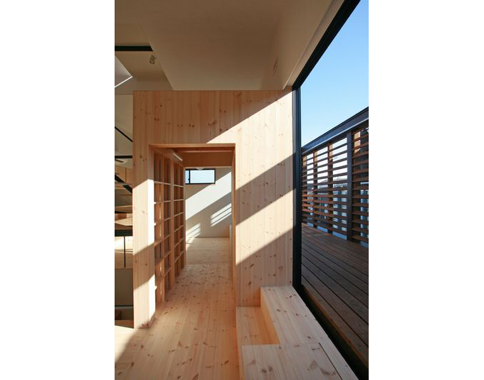 収納ボックスを通してリビングとダイニングが行き来できる