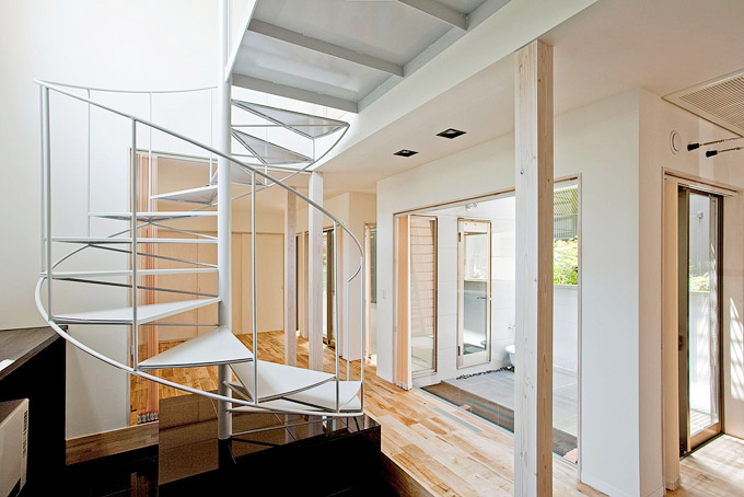 スチールの螺旋階段は動線の中心