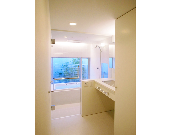 白で統一されたシンプルな洗面室(夕景)