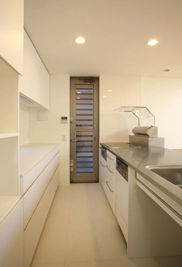 白を基調としたオープンなキッチン