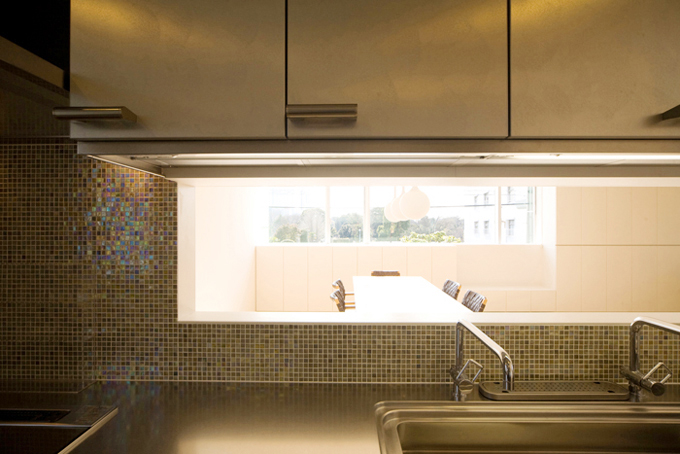 キッチンからダイニングを見る