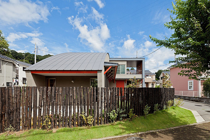 柵の木杭が効果的なR屋根の家