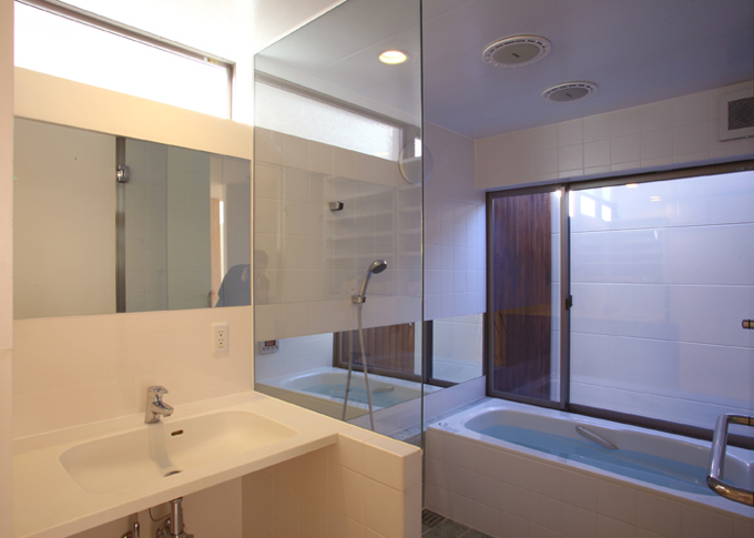 洗面室から浴室を見る