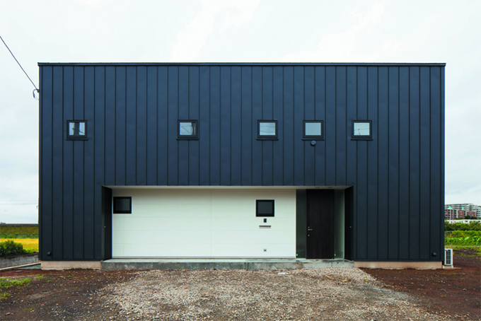 幹線道路側の窓の大きさを抑えた外観