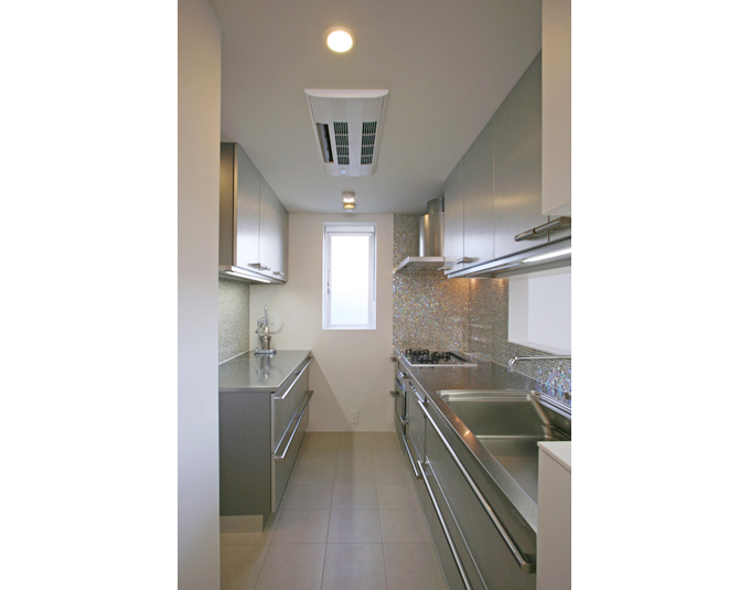 ダイニング側に開口を設けたクローズドキッチン