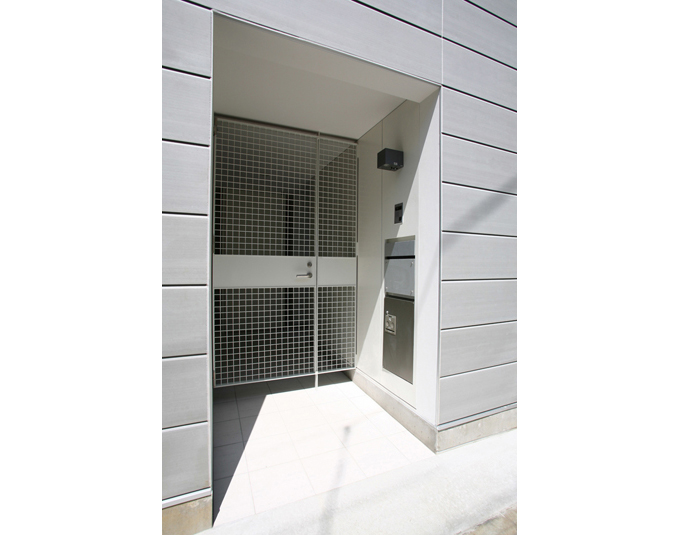 格子の門扉のあるポーチ