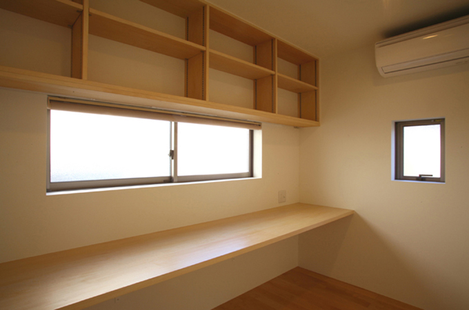 天井を低く抑えたスタディールーム