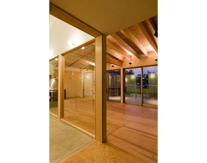 ガレージ内の玄関スペースから見たリビング