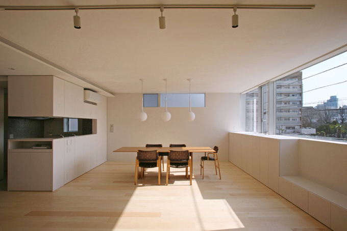 スタディコーナーからダイニングをみる