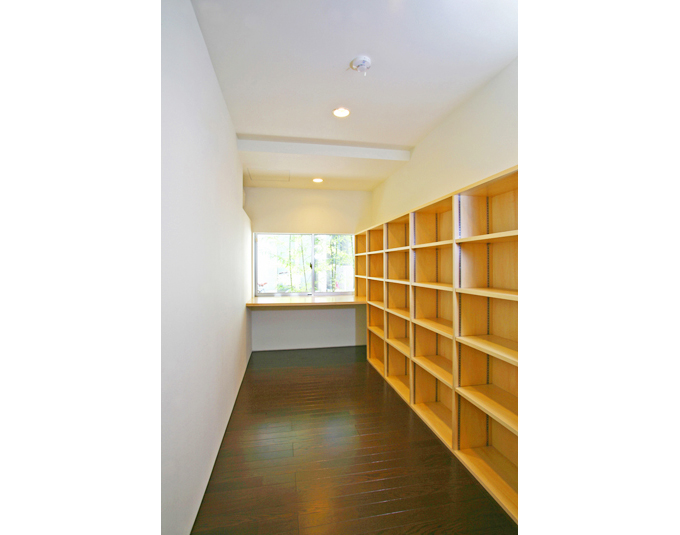 本棚・デスクを造り付けた書斎