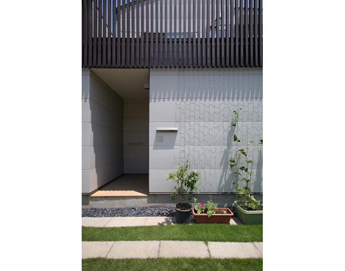 縞模様のアプローチガーデン