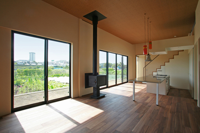 南側を大きく開いた天井の高いLDK
