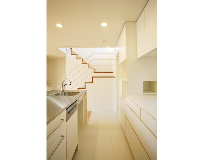 キッチンから階段をみる