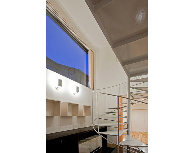 らせん階段がある玄関ホール