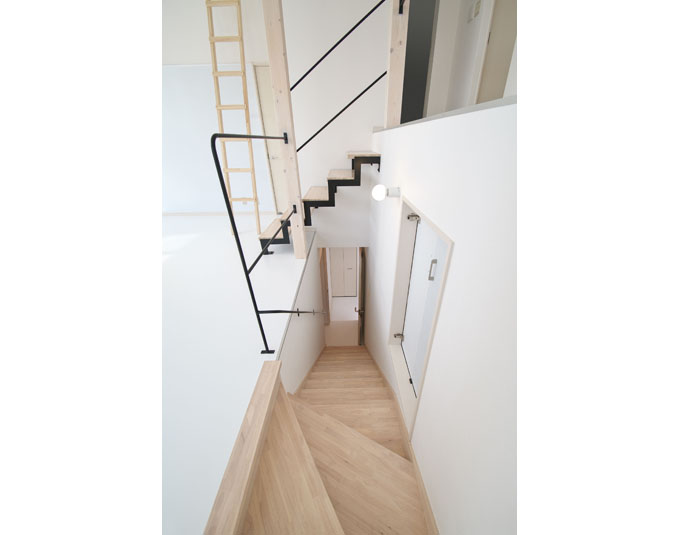 スチールと木のブリッジ階段