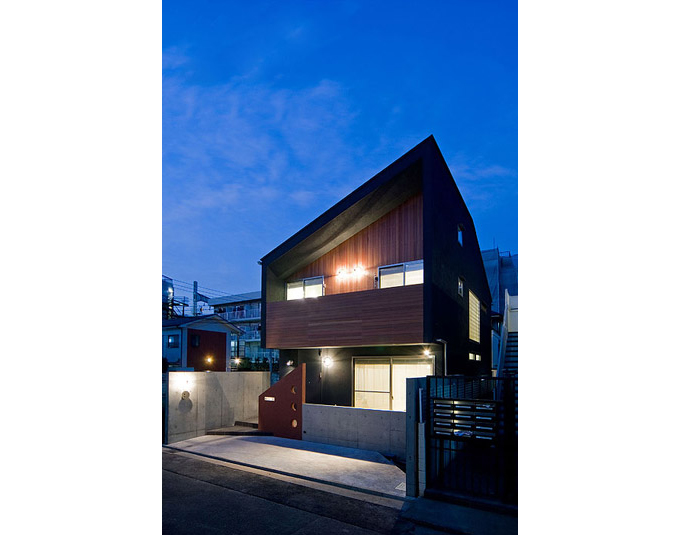 木（セランカンバツ)と黒の左官の外観