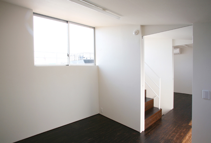 高窓から光が入る子ども室