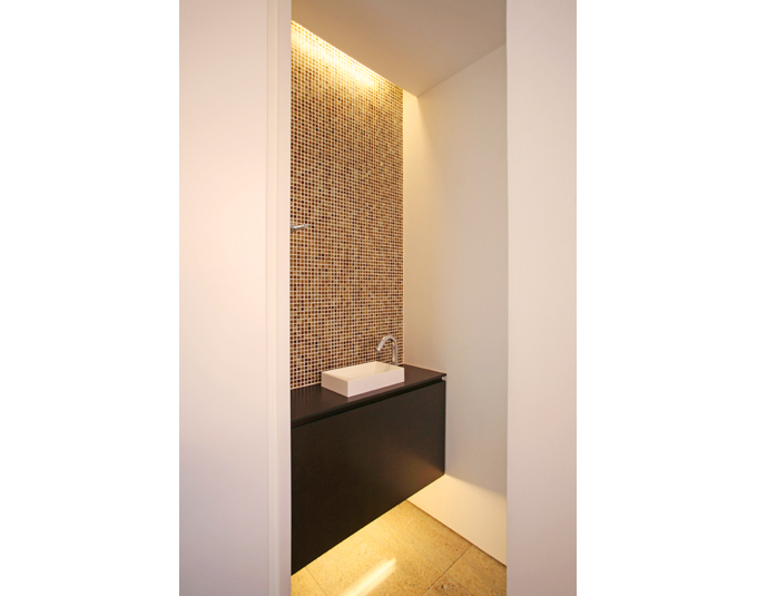 ガラスモザイクと間接照明を使った客用トイレ