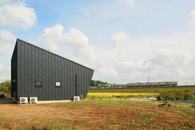 ダーククレーのガルバリウム鋼板でつつまれた外観