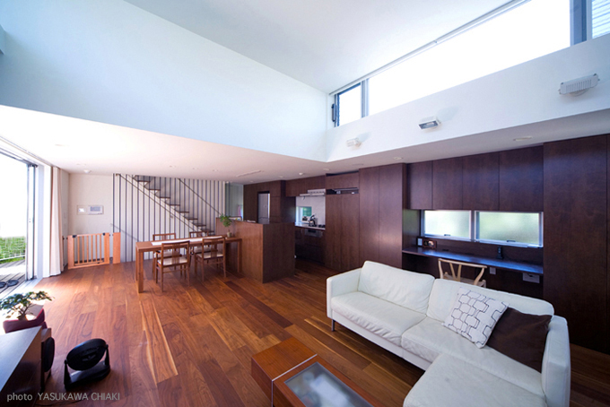 高窓のあるリビング