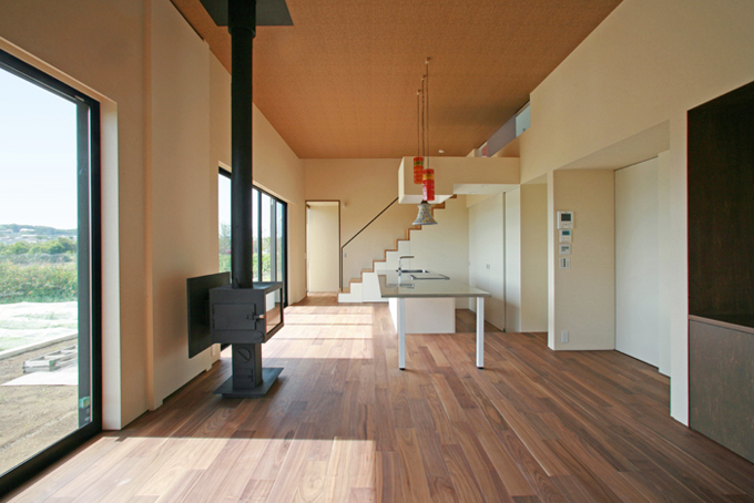 薪ストーブのある、天井の高いLDK