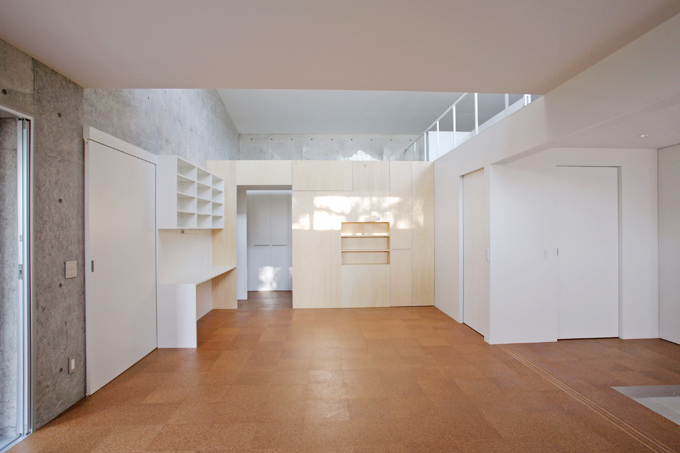 リビングから木漏れ日の差すダイニングを見る