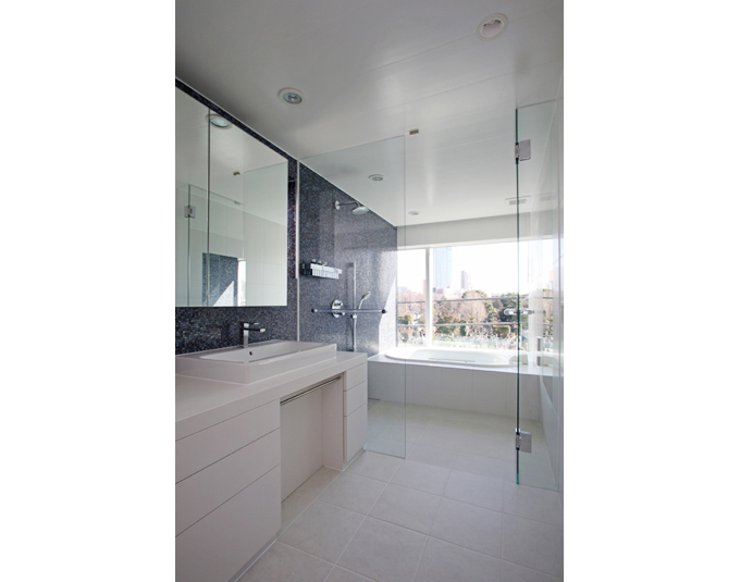 ガラス張りの洗面室