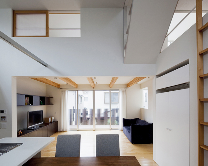 立体的なダイニング吹き抜け