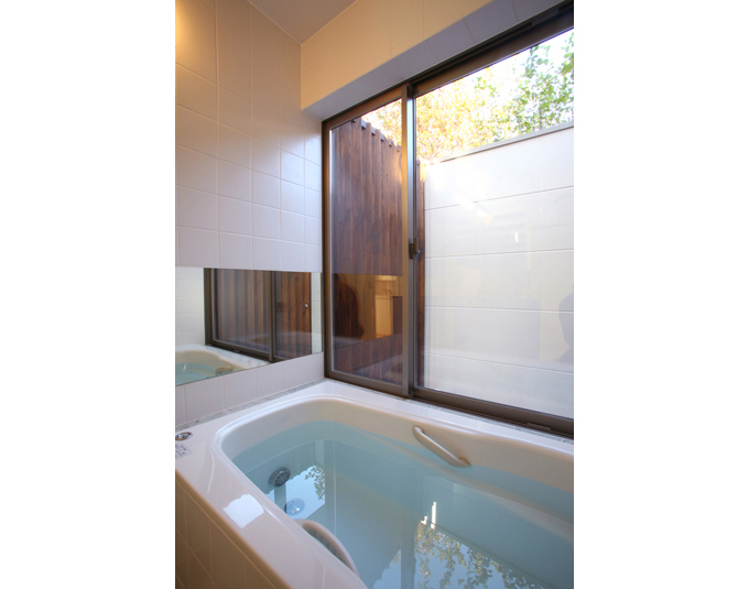 坪庭が臨める浴室
