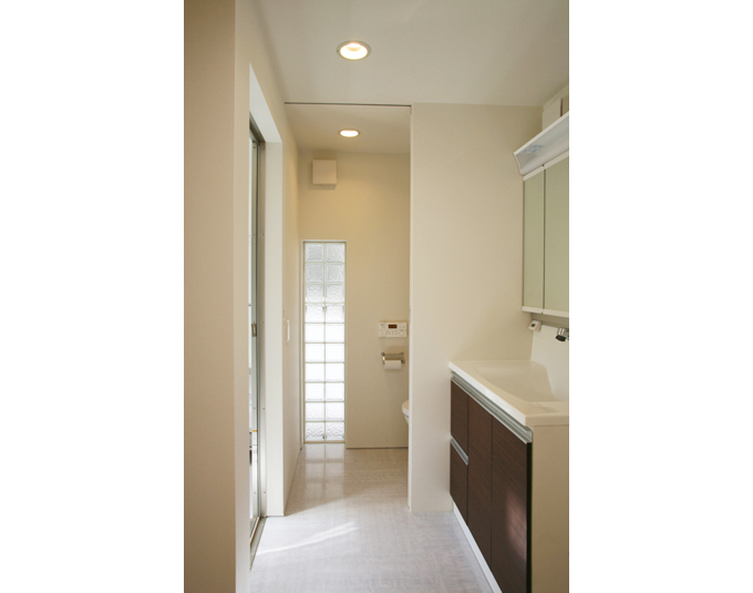 洗面室からトイレを見通す