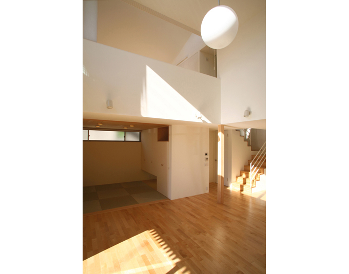 子供室と吹き抜けを介して繋がるリビング