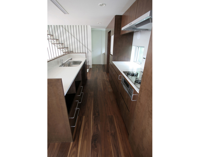 アイランド型キッチンカウンターと背面収納