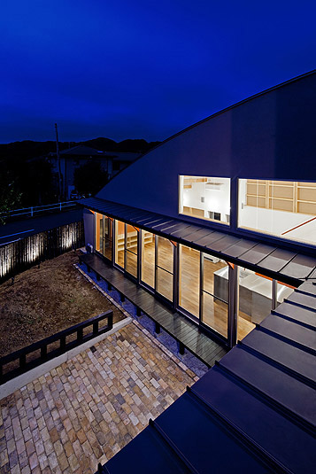 夕方になるとさらに個性的な外部空間の個性派住宅