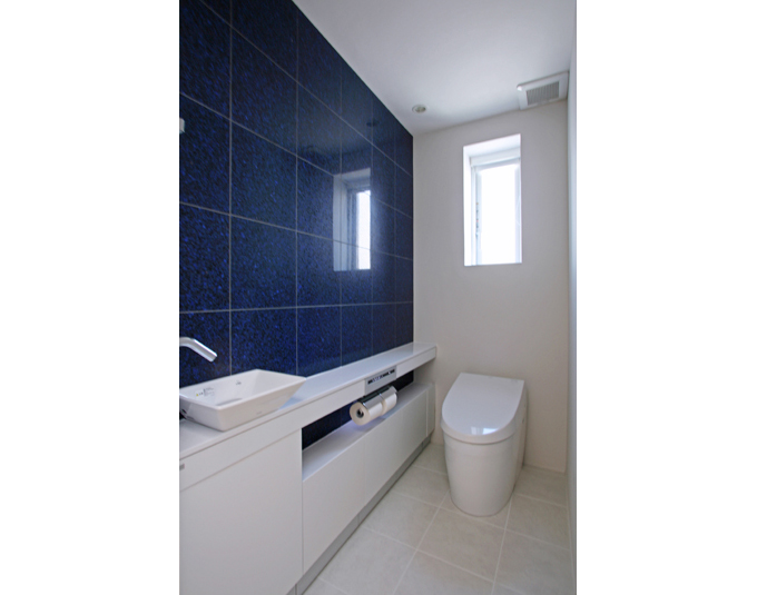 白を基調にブルーをアクセントとしたトイレ